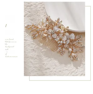 Détail d'un peigne à cheveux de mariée fait main avec perles et feuilles dorées