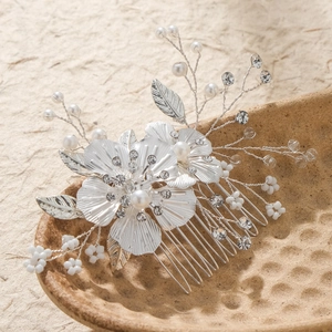 Peigne à cheveux de mariée argenté avec perles à la main et cristaux floraux pour le mariage