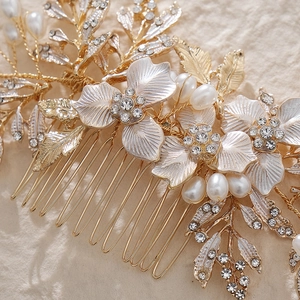 Peigne à cheveux de mariée fait main avec feuilles dorées, fleurs blanches et perles