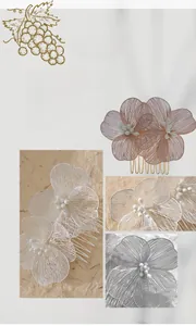 Makro-Detail von handgefertigtem Blumen-Haarkamm aus Metall mit weißen Perlen