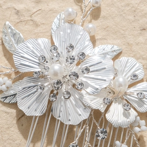 Peigne à cheveux de mariée fait main avec fleurs argentées, perles et cristaux brillants