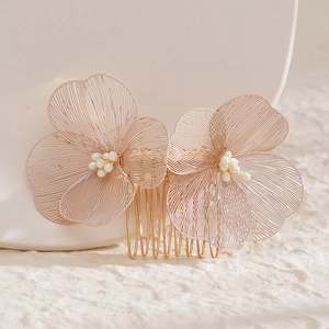 Handgefertigter Haarsteckkamm mit rosa Blumen und Perlen für Brautfrisuren und Hochzeiten