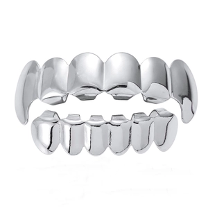 Detailweergave van de zilveren hiphop tanden grillz met hoektanden en gepolijste afwerking