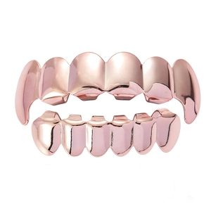 Detail van roségouden hip-hop grillz met scherpe hoektanden en gepolijste spiegelglans
