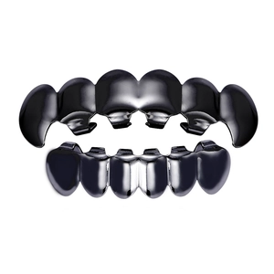 Detailopname van hiphop-stijl zwart chromen grillz-set met gepolijste metalen finish