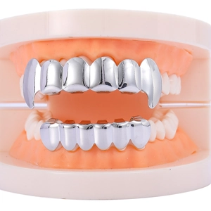Detailopname van zilveren hip-hop grillz met hoektanden op een tandheelkundig model
