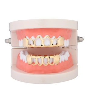 Vue détaillée du set de grillz hip hop plaqué or 18K ajouré et plein sur modèle dentaire