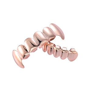 Gedetailleerde weergave van roségouden hiphop vampier grillz set op witte achtergrond