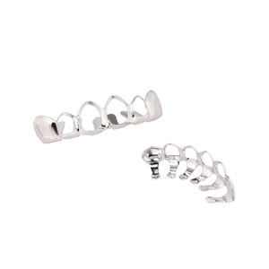 Détail macro de l'ensemble de grillz argentés polis pour dents supérieures et inférieures