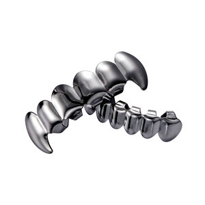 Detailopname van donkerchromen hiphop grillz met een strakke metallic spiegelafwerking
