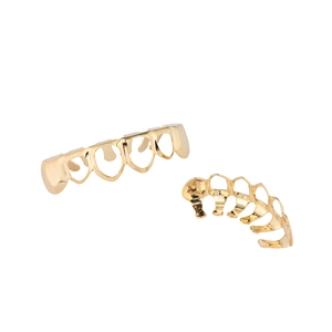 Vue macro des bijoux de dents hip hop plaqués or 18 carats avec motifs de cœurs