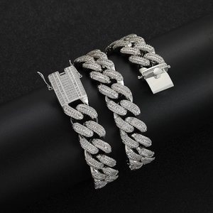 Gros plan sur une chaîne cubaine argentée de 18 mm sertie de zircons cubiques