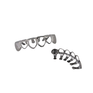Détail de grillz ajourés en forme de cœur couleur gunmetal pour le style hip-hop