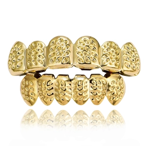 Χρυσό σετ hip hop grillz με ανάγλυφη επιφάνεια για πάνω και κάτω δόντια διακόσμηση