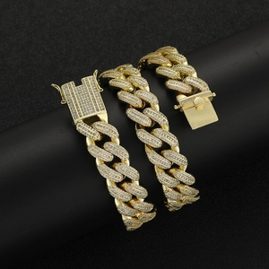 Détail de la chaîne cubaine 18mm plaquée or 18k avec zircons cubiques micro-pavés
