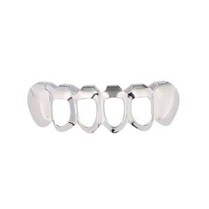 Gros plan de grillz hip hop en argent poli pour dents du bas avec design à six dents évidé