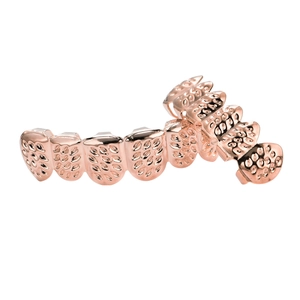 Λεπτομερής λήψη rose gold hip hop grillz με γεωμετρική ανάγλυφη υφή στην επιφάνεια