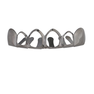 Vue macro des grillz hip hop noirs évidés avec une finition métallique style streetwear