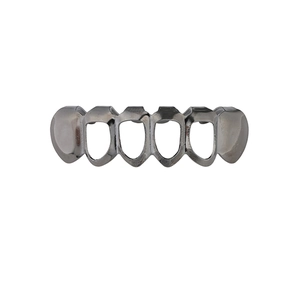 Détails macro des grillz hip hop gris bronze avec six dents et cadre à face ouverte