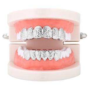 Hip hop zilveren grillz set met gegraveerde diamanttextuur op een gebitsmodel