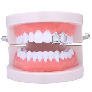Detailweergave van de zilveren holle dubbele tanden grillz op een tandheelkundig model