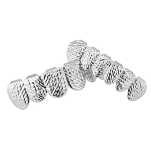 Detail van zilveren grillz met 8 tanden en ruitvormige honingraattextuur voor boventanden