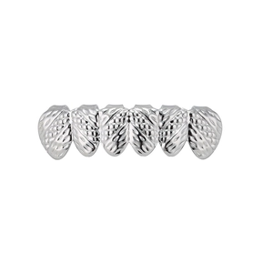 Detail van verzilverde hiphop-grillz met een diamantgeslepen kruisvormige textuur