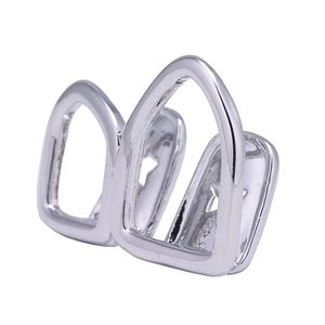 Detailopname van zilverkleurige holle dubbele tand grillz met hiphop-esthetiek