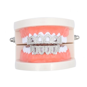 Gros plan de grillz hip hop argentés sertis de zircons micro-pavé sur un moule dentaire