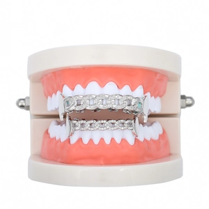 Detailopname van hiphop grillz in zilver met cubaanse schakels en witte zirkoonstenen