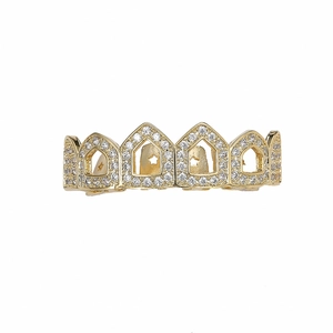 Gros plan d'un set de grillz hip hop doré avec zircons et design étoile ajouré