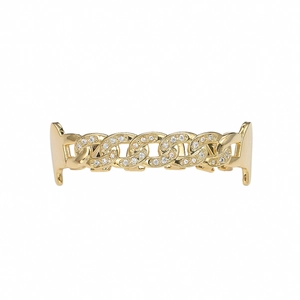 Macro-detail van gouden Cuban link grillz set ingelegd met witte zirkonia micro-pave steentjes