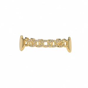 Detailopname van de vergulde hip-hop grillz set met zirkonia stenen in cubaanse schakels gezet