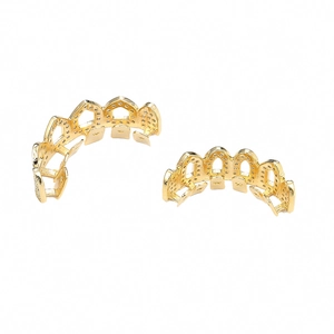 Vue détaillée des grillz dorés hip hop avec design de couronne évidée pour dents