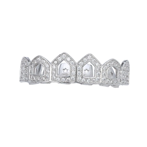 Détail macro du grillz hip-hop 6 dents avec placage argent et découpes en étoile