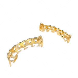 Detailweergave van vergulde hiphop grillz-set met micro-pave cubic zirconia kristallen