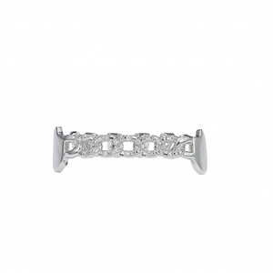Detailopname van zilveren grillz met micro-pave zirkonia in een Cubaans ontwerp