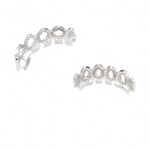 Détail macro de grillz hiphop argentés avec micro-pavage de zircons cubiques brillants