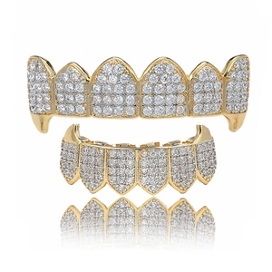 Grillz hip hop dorés avec micro-pavage en zircone et design de crocs de vampire
