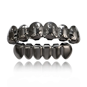 Σετ Grillz hip hop σε gunmetal χρώμα με χάραξη φύλλου σφενδάμου και φινίρισμα καθρέφτη σε λευκό