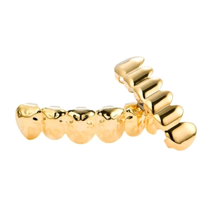 Λεπτομερής λήψη macro του χρυσού σετ hip hop grillz σε καθαρό λευκό φόντο