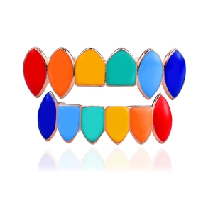 Vue détaillée du set grillz arc-en-ciel avec monture dorée rose et reflets sur fond blanc