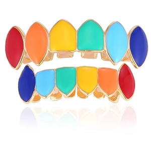 Vue macro de grillz arc-en-ciel en émail coloré avec finition dorée et surface brillante