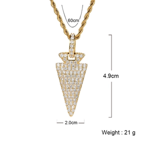 Detalle del colgante de flecha dorado con circonitas y cadena de cuerda de 60cm
