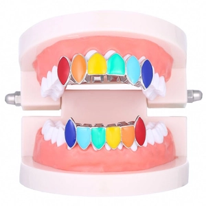 Vue détaillée du kit de grillz hip hop aux couleurs arc-en-ciel sur fond blanc
