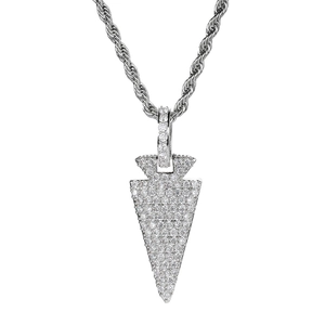 Collar con colgante de punta de flecha en circonitas micro pave y cadena plateada