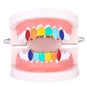 Vue de face de l'ensemble de grillz hip hop en émail arc-en-ciel sur base dorée