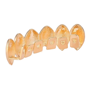 Vue détaillée de la structure arrière et des fentes de fixation du grillz hip hop doré