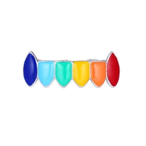 Vue macro de grillz hip hop colorés avec émail arc-en-ciel sur une base en métal argent