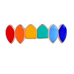 Vue détaillée du grillz en émail arc-en-ciel avec base en or rose et six dents